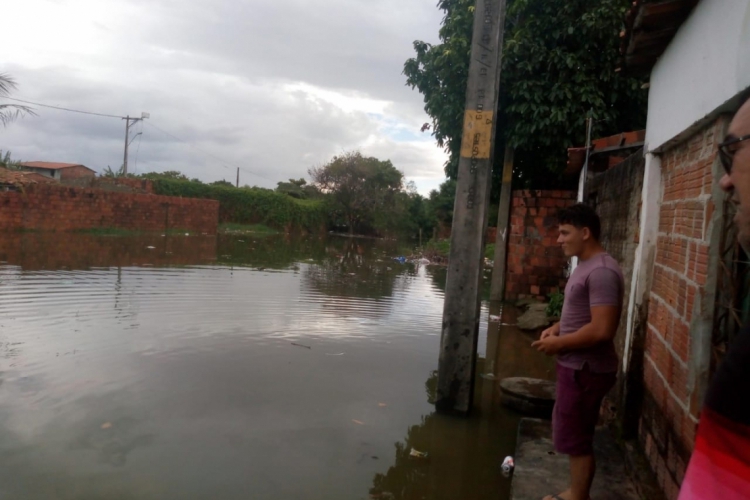 Nível da água na barragem do Rio Cocó começou a subir na manhã deste domingo (Foto: WathsApp/ O POVO)