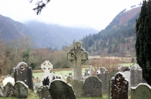 Cemitério é uma das paisagens visitadas em Wicklow Montains