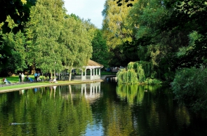 St. Stephen's Green Park fica no coração de Dublin e é uma das áreas mais procuradas por moradores e turistas em dias de sol