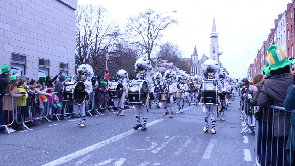 No dia de St. Patrick, moradores e turistas vão às ruas acompanhar o desfile em homenagem ao padroeiro da Irlanda (Foto: Maria Clara Medeiros/ Especial para O POVO)