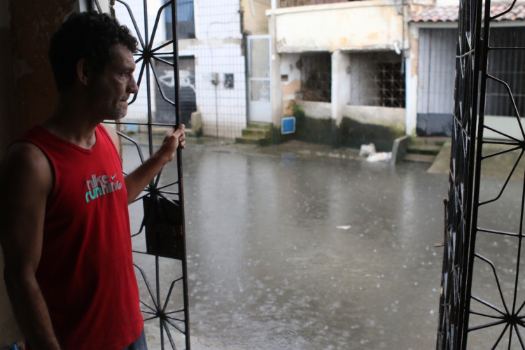 Reginaldo Alencar Alves, morador da Rua General Lima da Silva na Aerolândia que está alagada. (Fotos: Fabio Lima/O POVO)