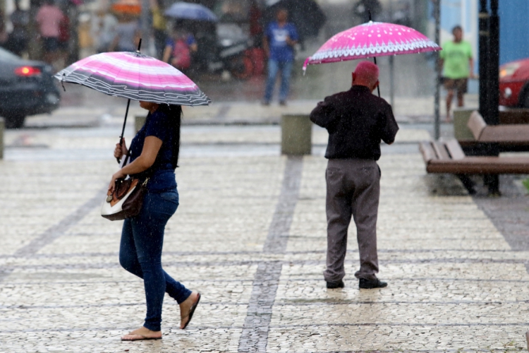 Manhã de chuva em Fortaleza nesta quarta-feira, 13 (Foto: Fabio Lima/O POVO)