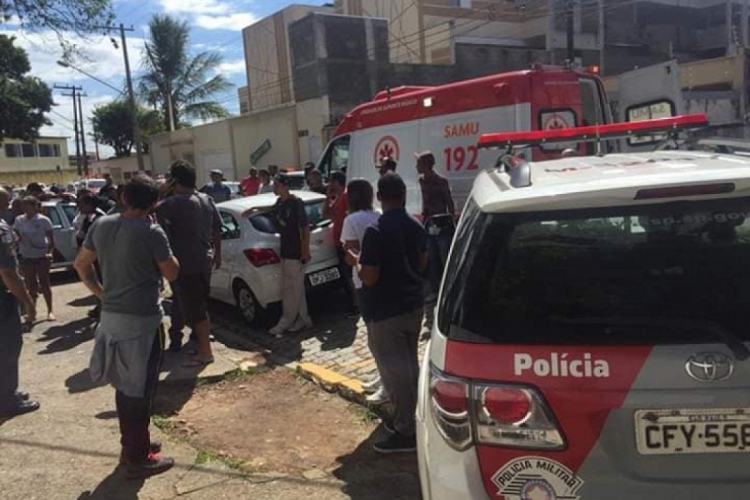 Pais, vizinhos e sobreviventes ocupam a frente da escola estadual na cidade de Suzano, na Grande São Paulo. (Foto: Reprodução/Facebook)