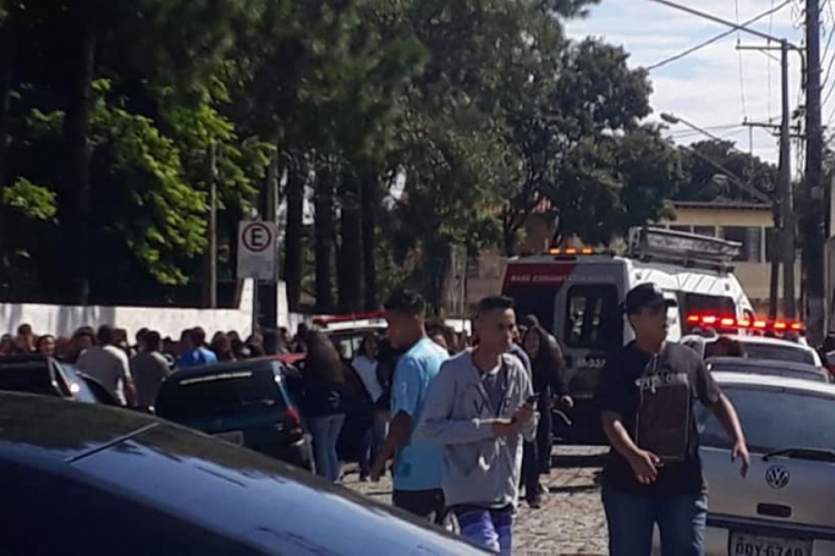 Movimentação é intensa em frente à escola estadual