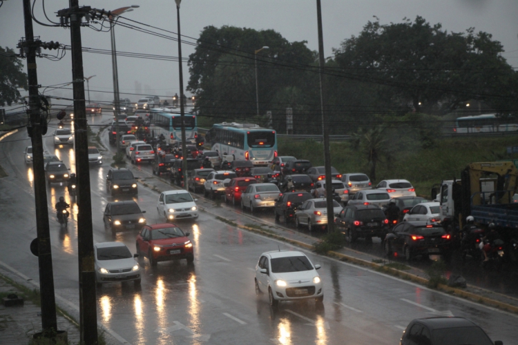 Chuvas em Fortaleza deram uma trégua na manhã de domingo, 17 (Foto: Mauri Melo/O POVO).