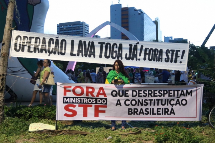 Manifestação chamada pelo MBL Fortaleza reúne cerca de 500 pessoas de acordo com a organização.