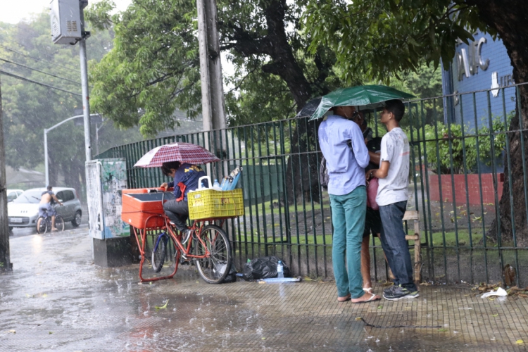 Chuva foi registrada nesta manhã em Fortaleza. Na foto, o bairro Benfica (Foto: Gustavo Simão/Especial para O POVO)