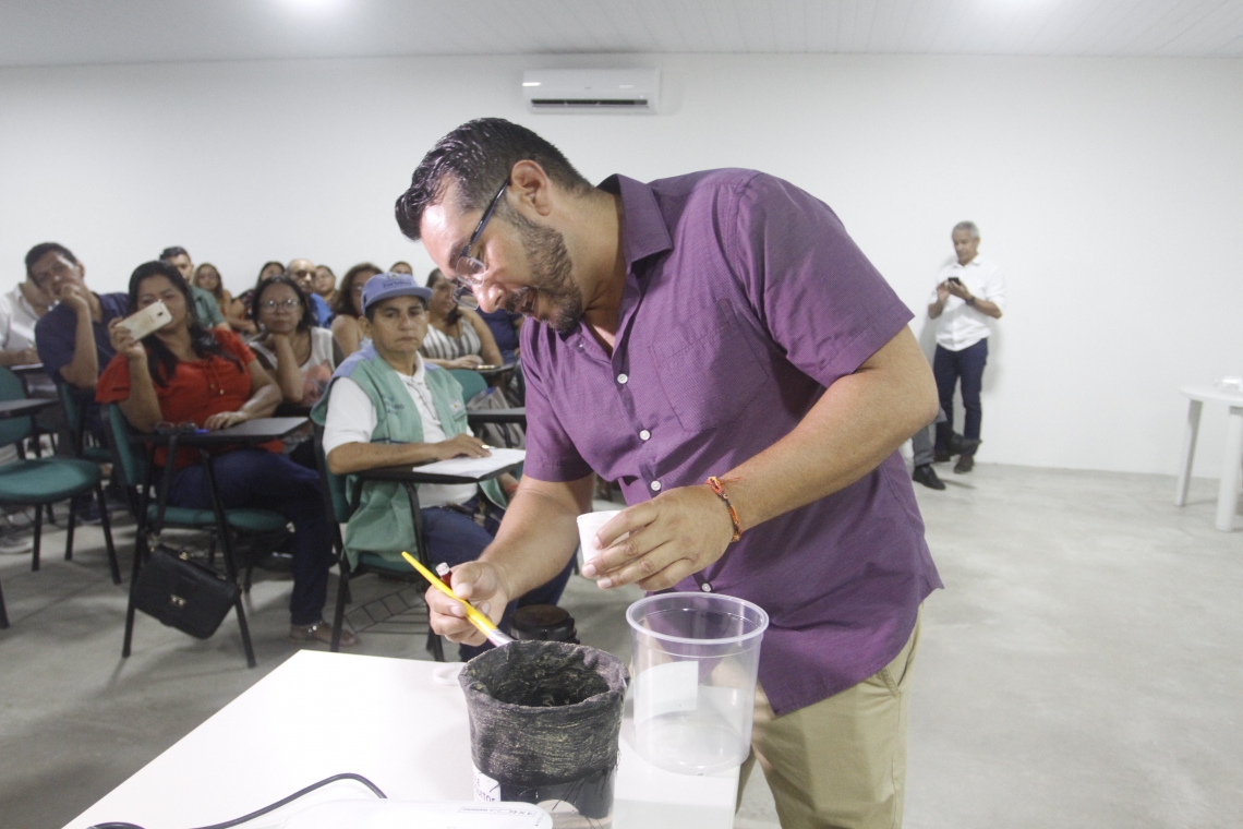 ￼PESQUISADOR Joaquim Cortez treinou agentes ontem para aplicação das Estações Disseminadoras de Larvicidas (Foto: Evilázio Bezerra)