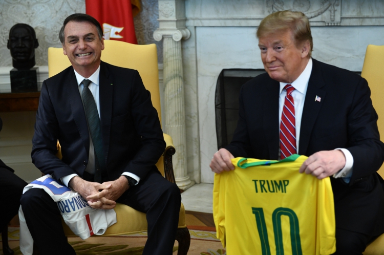 Bolsonaro deu uma camisa da seleção brasileira com o nome "Trump" para o norte-americano (Foto: Brendan Smialowski / AFP)(Foto: Brendan Smialowski/AFP)