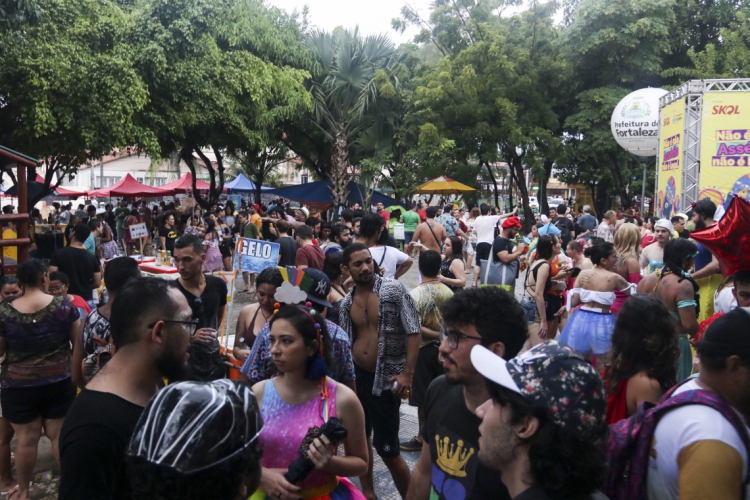 Rodeada por bares e por restaurantes, a Praça da Gentilândia é conhecida por ser palco de festas e de aglomerações