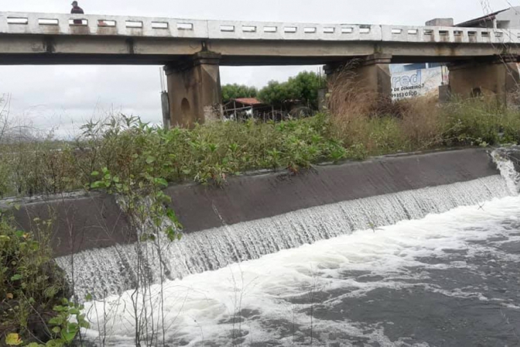 ￼Açude Acaraú Mirim, em Massapê, é um dos trinta que estão sangrando no Estado