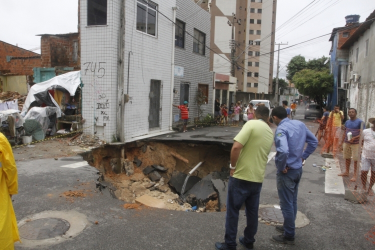 FORTALEZA, CE, BRASIL, 23-03-2019: Asfalto cedeu na rua Desembargador Lauro Noqueira com rua Julio Azevedo no Papicu. (Foto: Evilázio Bezerra/O POVO)