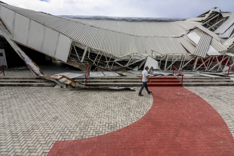 Teto da Escola Estadual de Educação Profissional Maria Ângela da Silveira Borges desaba no Bairro Vicente Pinzón, em Fortaleza