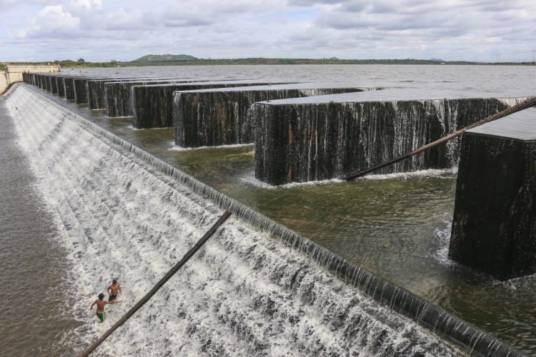 Populares se divertem na barragem do rio Cocó durante o sangramento. (Foto: Alex Gomes/O Povo)