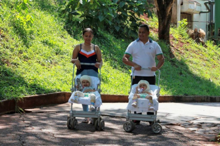 GÊMEAS cearenses estão acompanhadas pelos pais, Débora Freitas e Diego Farias (Foto: DIVULGAÇÃO HC/FMUSP)