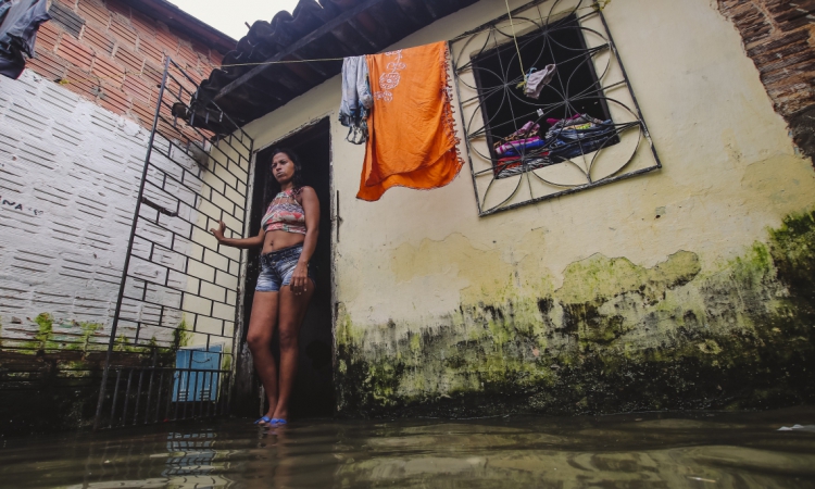 FORTALEZA, CE, BRASIL, 02-04-2019: Simone, moradora do bairro Lagamar. Bairro Lagamar mesmo sem chuvas a água não é escoada por conta do esgoto, e com o canal com muita planta e lixo, sem limpeza a muito tempo da prefeitura. 