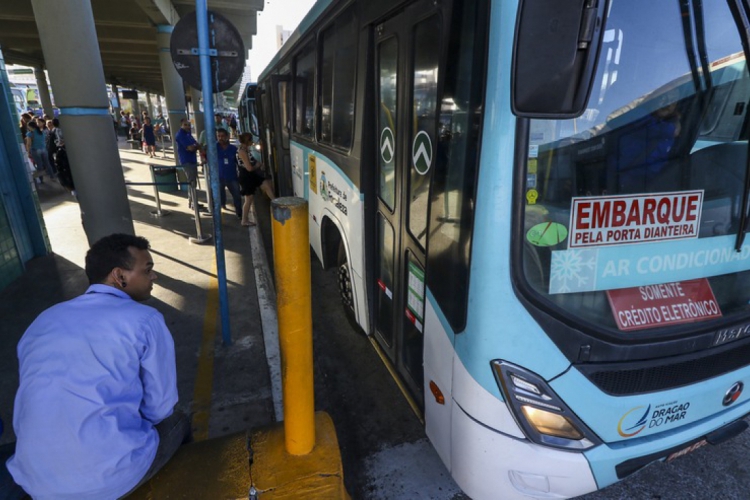 A carteira de estudante garante o pagamento de meia passagem no transporte coletivo