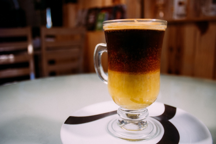 Espresso com gema de ovo e leite condensado, o café Vietnamita está disponível na cafeteria Benévolo por R$ 13,90