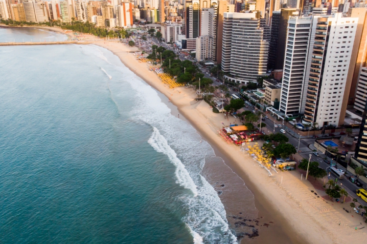 Fortaleza, CE, Brasil, 10-04-2019: Vista aérea da Beira Mar entre os espigôes da Rui Barbosa e Desembargador Moreira.