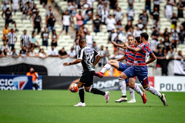 Jogo acabou tendo chances para os dois lados, mas foi o Fortaleza quem saiu na frente no primeiro tempo 