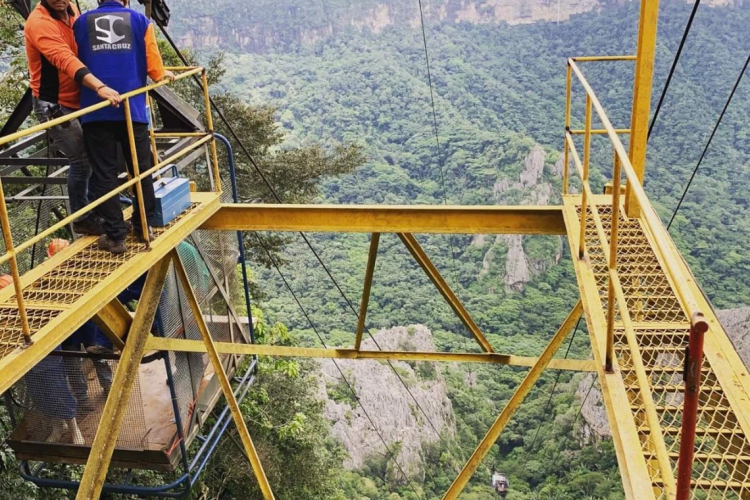 O bondinho estava em fase final de construção.