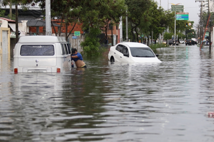  avenida Heráclito Graças alagada pela água que, em dias de chuva, deveria ser conduzida pelo riacho Pajeú. Dos 4.714 metros de extensão, 3.360 correm pelo subterrâneo, causando as inundações 