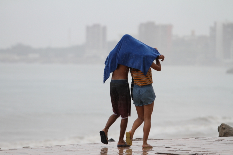 FORTALEZA, CE, BRASIL,20-04-2019:Manhã de chuva, Av. beira mar.  (Foto: Fabio Lima/O POVO)