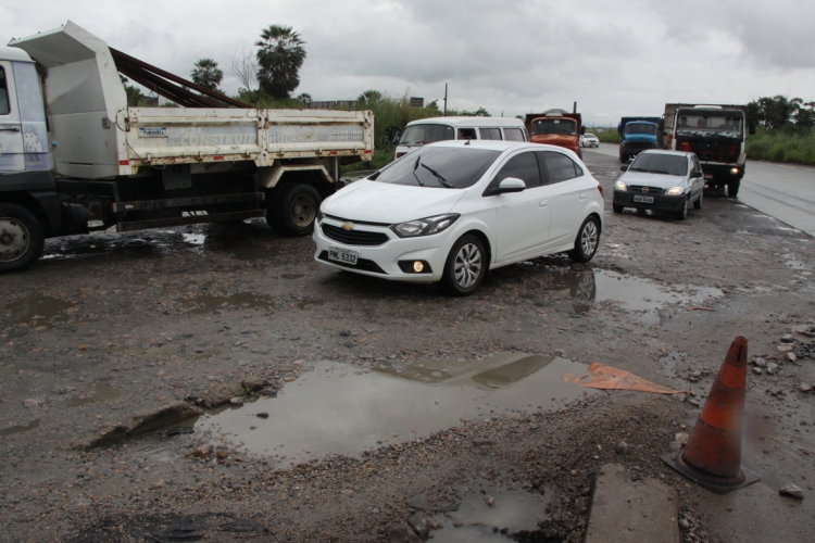 Buracos na BR-222, dificulta o tráfego