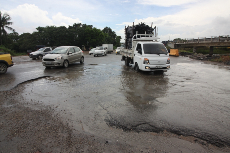 FORTALEZA, CE, BRASIL, 23-04-2019: Cruzamento do Anel Viário com CE - 65, que liga ao municipio de Maranguape. Com a grande quantidade de chuvas que vem caindo no Ceará, aumenta o crecimento de buracos nas estradas. (Foto: Mauri Melo/O POVO).