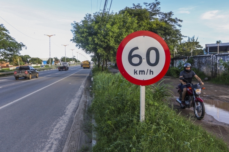 Fortaleza, CE, Brasil, 22-04-2019: Fotossensores são retirados das rodovias federais no Ceará. (Foto: Mateus Dantas / O POVO)