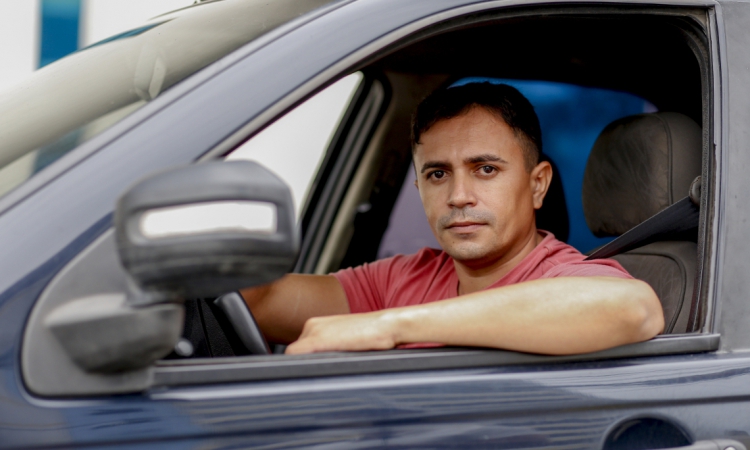 FORTALEZA, CE, BRASIL, 26-04-2019: Reinaldo Almeida, Motorista de UBER. Deixo sua profissão para ser motorista de UBER, pois ele diz que ganha mais trabalhando como motorista do que no seu antigo emprego. (Foto: Aurélio Alves/O POVO)