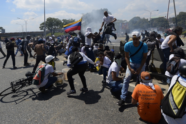 ￼Apoiadores de Guaidó entram em confronto com militares leais a Maduro