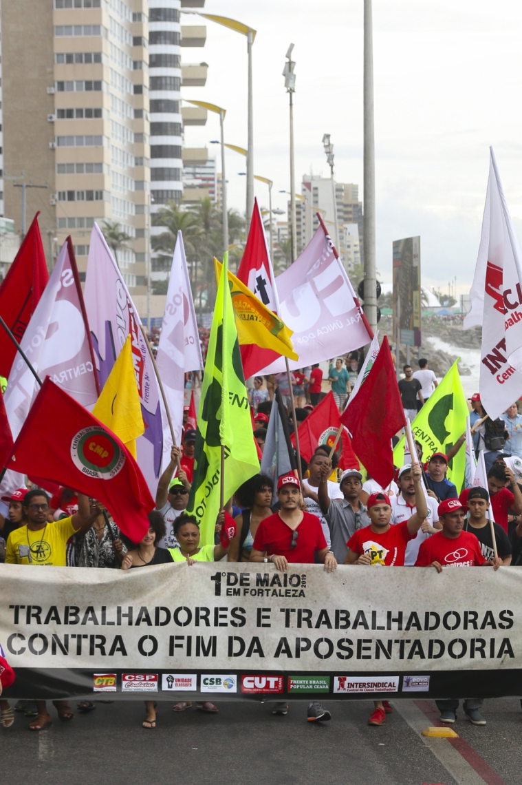 ï¿¼Movimentos sociais e centrais sindicais fazem protesto na na Praia de Iracema