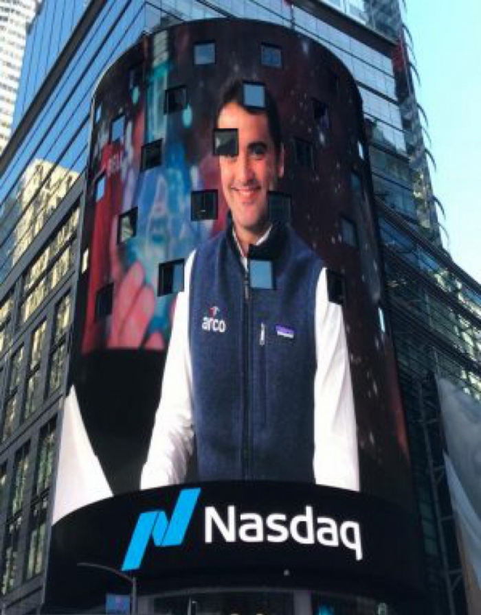 Ari Neto no telão da Nasdaq em 26 de setembro de 2018, data do IPO da Arco (Foto: arquivo pessoal)