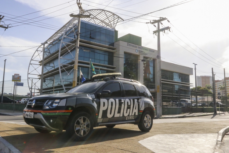 Foto de apoio ilustrativo (carro de Polícia estacionado em frente à Divisão de Homicídios). Homem foi morto com disparos de arma de fogo