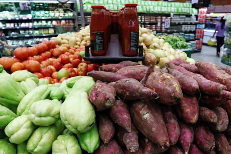 FORTALEZA, CE, BRASIL,  09-05-2019: Frutas da seção de hortifruti do supermercado São Luis da Av. Engenheiro Santana Junior. (Foto: Alex Gomes/O Povo)