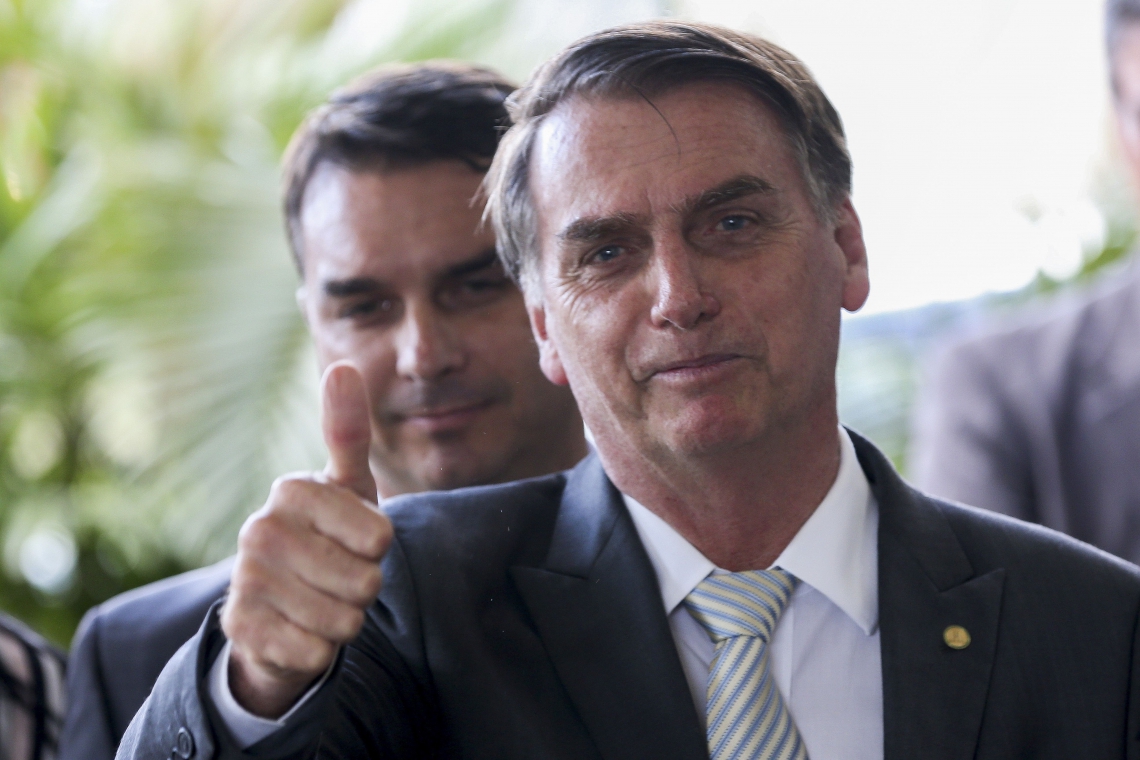 ￼BOLSONARO e o filho senador, Flávio (Foto: Wilson Dias/Agência Brasil)