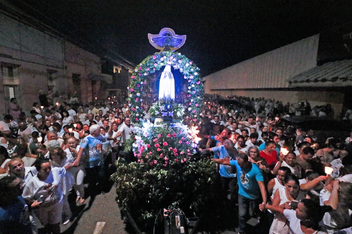 Fiéis celebravam os 102 anos do que acreditam ter sido a primeira aparição da Virgem Maria aos três pastorinhos, na Cova da Iria, em Portugal (Foto: FOTOS:JULIO Caesar)