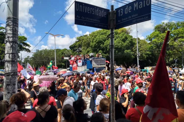 Manifestantes protestam no cruzamento das avenidas da Universidade e 13 de maio