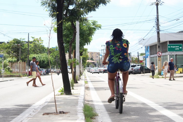 Nova ciclofaixa na avenida Oliveira Paiva deve ficar pronta em cerca de 20 dias, dependendo da incidência de chuvas