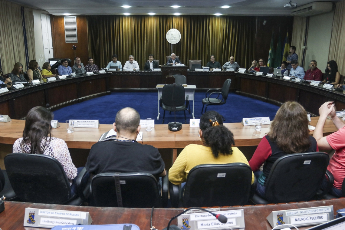 Conselho universitário da UFC na reunião que definiu lista tríplice  (Foto: ALEX GOMES)