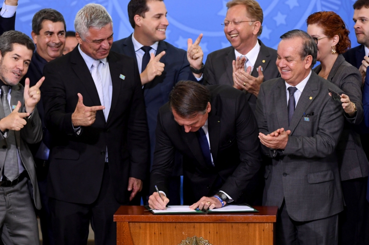 Representante do neoconservadorismo no Brasil, Bolsonaro assinou pelo menos 17 decretos para flexibilizar o acesso às armas no País(Foto: Evaristo Sá / AFP)