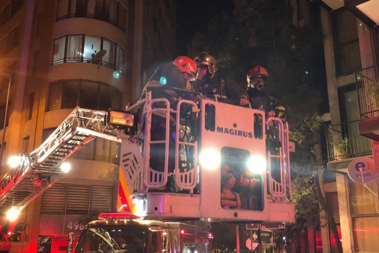 Ação do Corpo de Bombeiros com escada Magirus