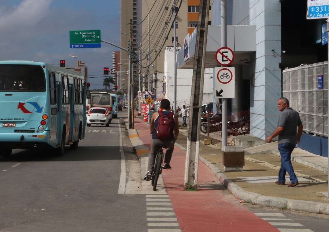 Um poste na ciclovia da avenida Aguanambi com a rua Mestre Rosa, no bairro José Bonifácio, atrapalha a passagem dos ciclistas.