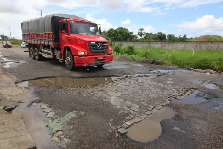 O roubo de cargas impacta no custo dos fretes e no valo final da mercadoria (Foto: Mauri Melo/O POVO).