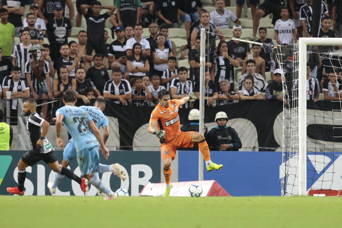 Por esse lance, Richard ficou de fora da temporada com lesÃƒÂ£o no joelho 