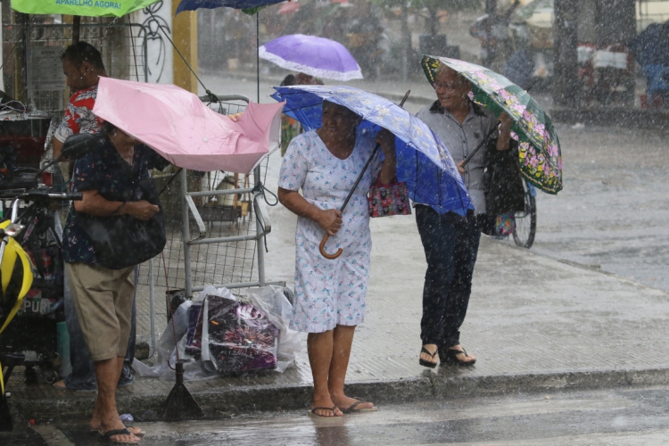 Chuva foi registrada durante toda a manhã em Fortaleza.  