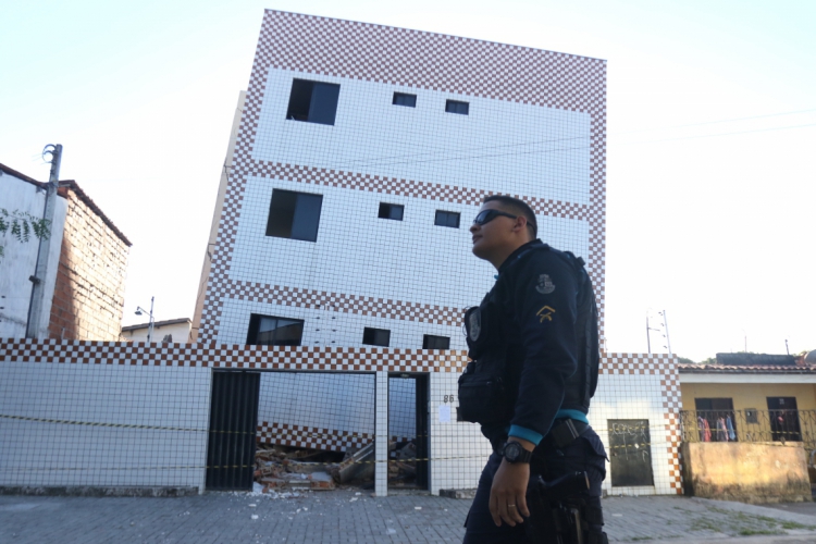 Prédio residencial que tombou na rua Travessa Campo Grande na Maraponga, corre risco iminente de desabar