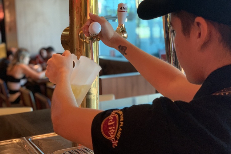 A quantidade de chopps vendidos chegou a 1.611 no último sábado, 1º, na unidade do Hard Rock Café em Fortaleza.