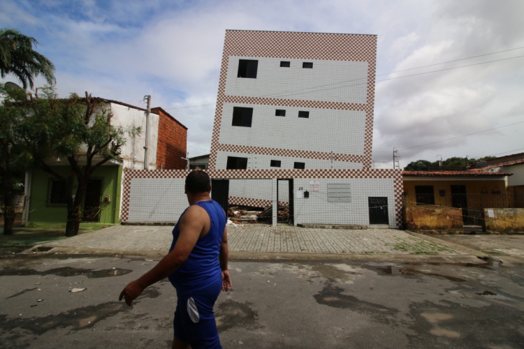 ￼EM 1º DE JUNHO, moradores do prédio e casas vizinhas tiveram que abandonar o local 